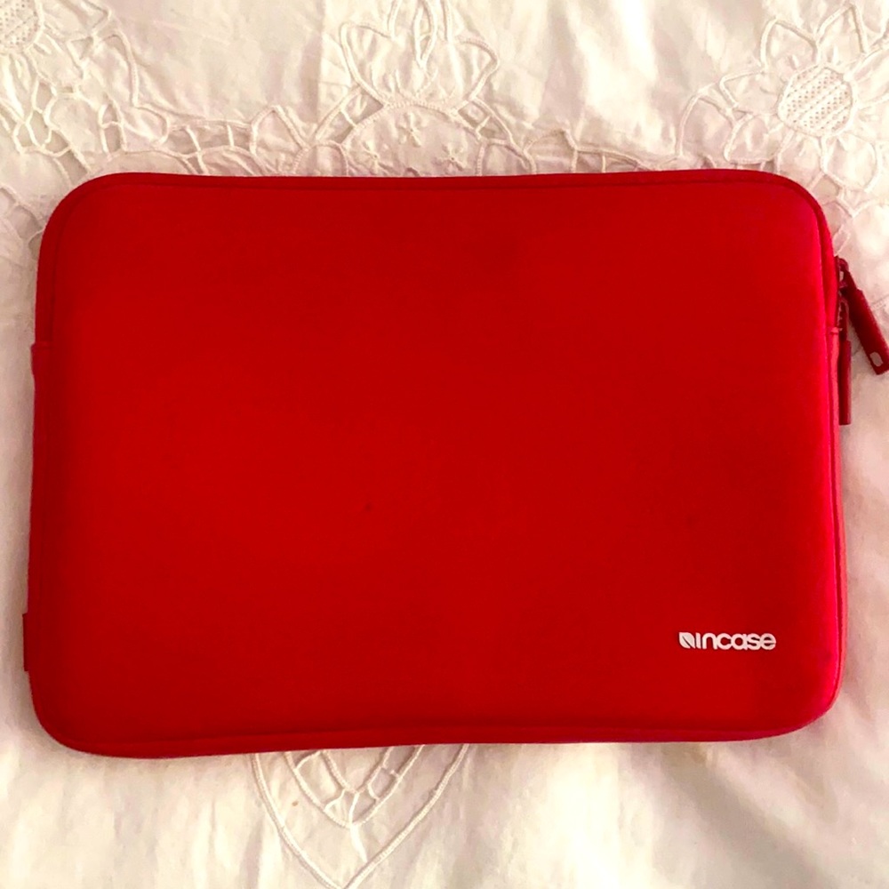 Incase laptop sleeve in Excellent condition